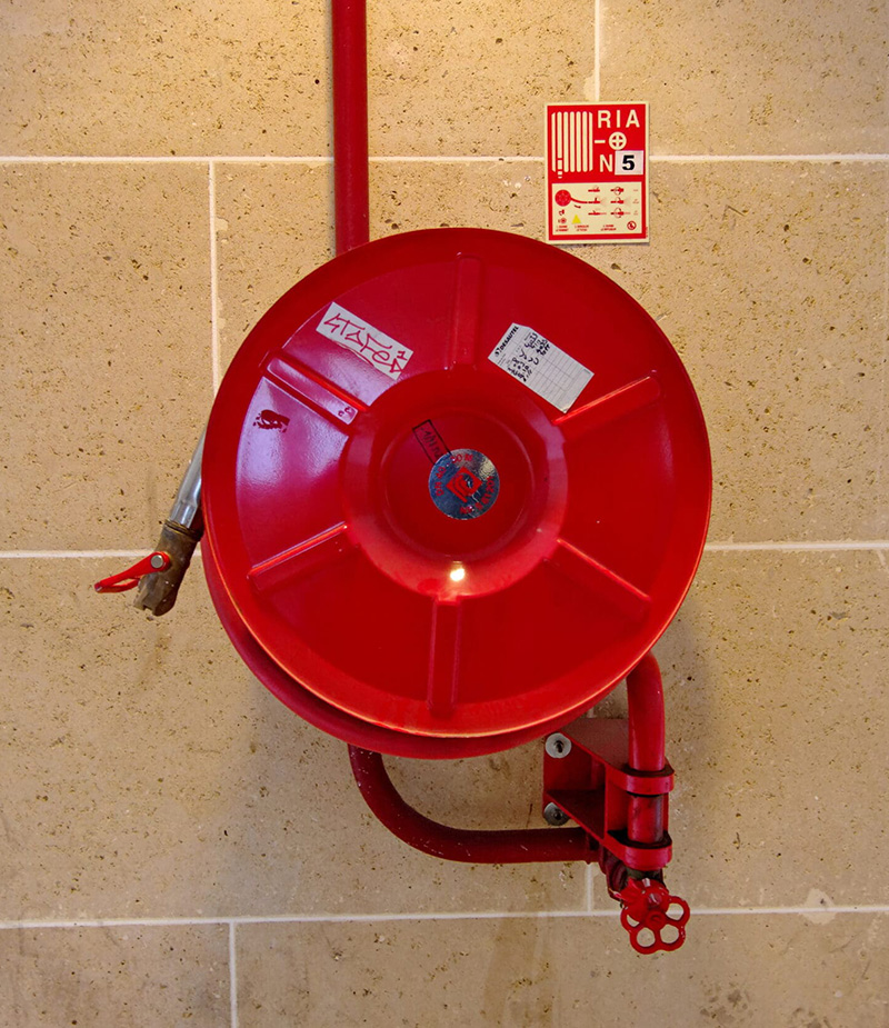 Robinet d'Incendie Armé installé dans un bâtiment